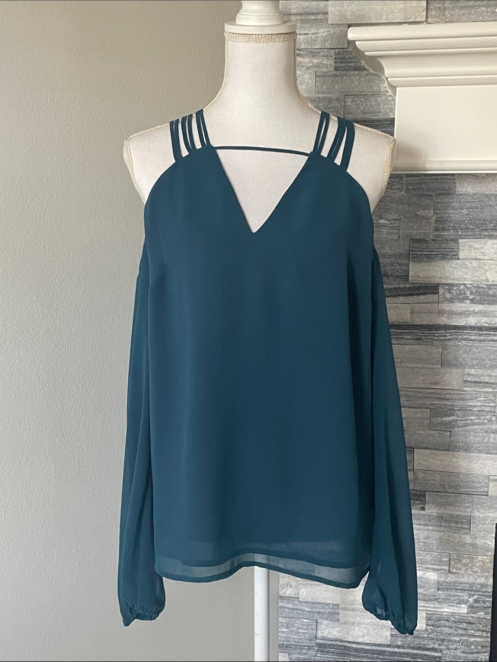 Bebe Women’s cold shoulder long sleeve strappy blouse large NWT